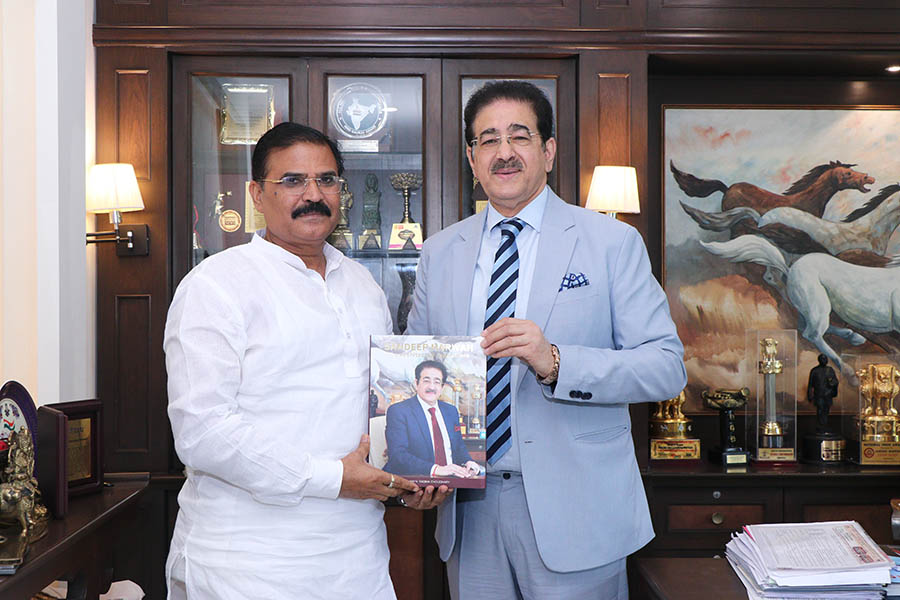 President Sandeep Marwah with Vinod Choudhary at AAFT
