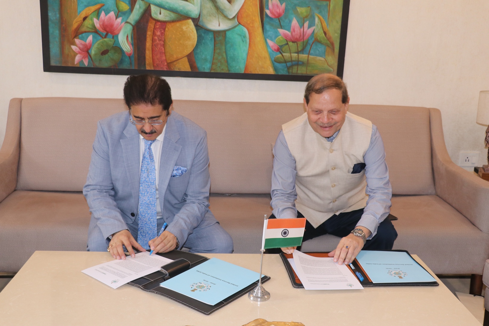 President Sandeep Marwah Signs MOU with Maj. Gen. B.K. Sharma (ANSM, SM) and Maj. Gen. P.K. Goswami (VSM) at AAFT